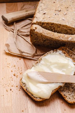 Natürmort taze ekmek tereyağı ve bal ile