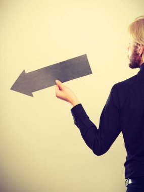 Siyah ok sol işaret tutan adam