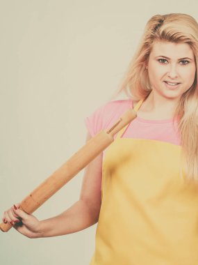 Oklava tutan önlük giyen kadın