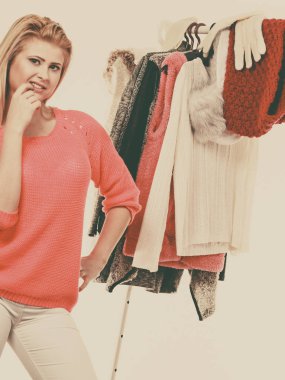 Kadın giyim, kararsızlık seçme ev dolaba