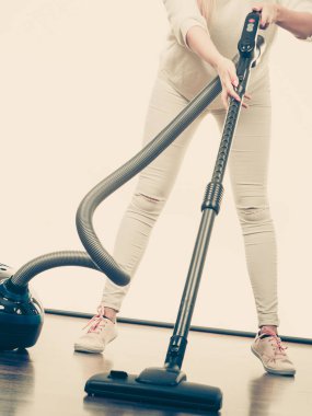 Kadın bacakları ve elektrikli süpürge