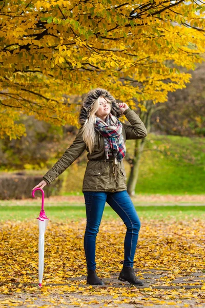 Vrouw lopend in het park met parasol — Stockfoto