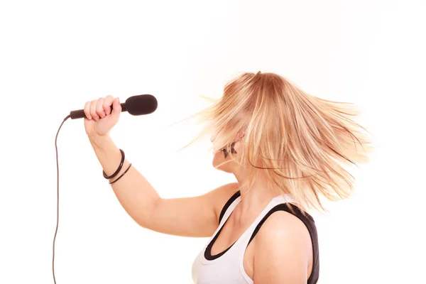 Femme blonde chantant au microphone, vue de profil — Photo