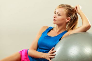 kadın fitness egzersizleri fit ball ile yapıyor