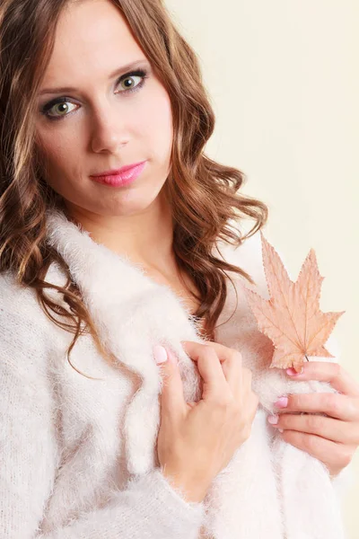 Красивая осенняя девушка с кленовым листом в руке — стоковое фото