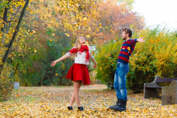 Genç çift romantik tarihte parkta karşılamak.