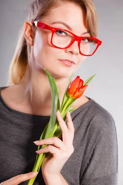 Schönheit Frau mit Tulpenblume. — Stockfoto
