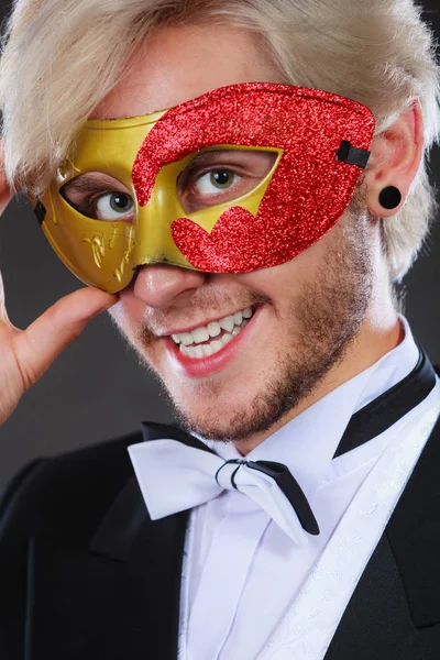 Kara günü karnaval maskeli genç adam — Stok fotoğraf