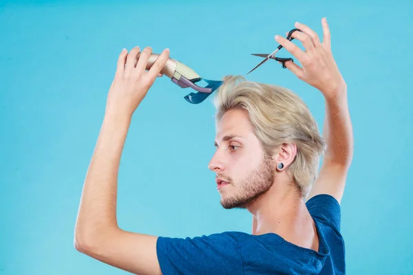 Man going to shave his long hair — Stock Photo, Image