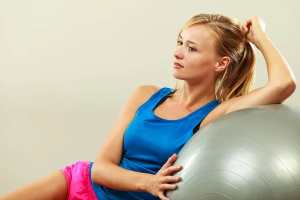 Kvinna göra fitnessövningar med passa bollen — Stockfoto