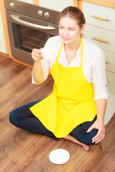 Donna matura che beve una tazza di caffè in cucina . — Foto Stock