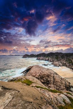 Gün batımında kıyı şeridi Norveç'te