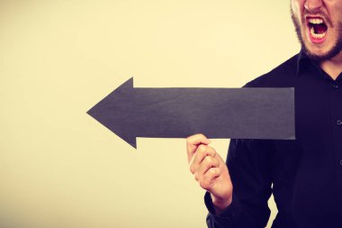 Kızgın adam siyah ok işaret tutan yaptı