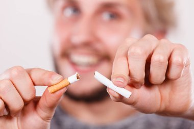 Güleryüzlü adam sigara kırılıyor
