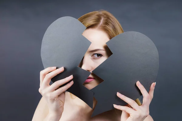 Joven mujer triste cubierta por el corazón roto . — Foto de Stock