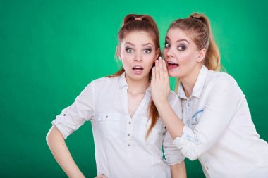 İki genç hisse sırları, dedikodu