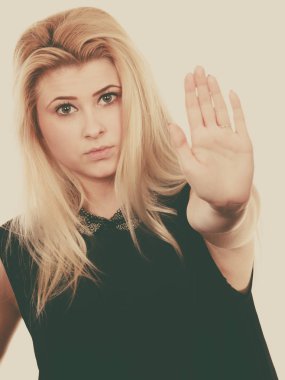 Kadın yapma dur jestle açık el