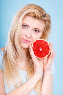 Kadın greyfurt narenciye meyve elinde tutan