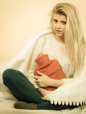 Cofa üzerinde yatan kadın duygu mide krampları