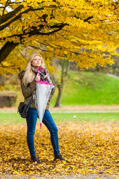 Mulher andando no parque com guarda-chuva — Fotografia de Stock