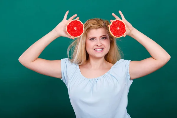 Vrouw houdt grapefruit citrusvruchten in handen — Stockfoto