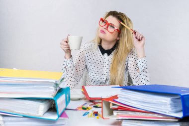 Sıcak kahve içme ofisinde mutlu kadın