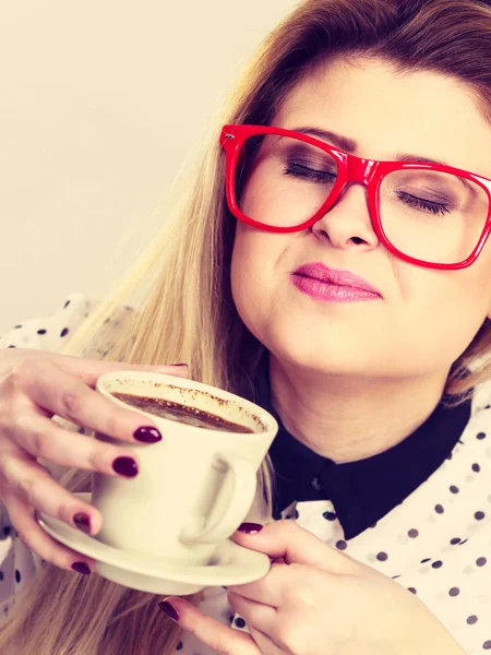 Glückliche Frau im Büro trinkt heißen Kaffee — Stockfoto