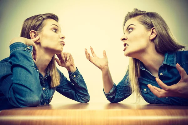 Due donne che litigano — Foto Stock