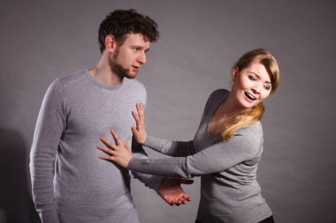 Mücadele insanlar. Genç çift savunarak.