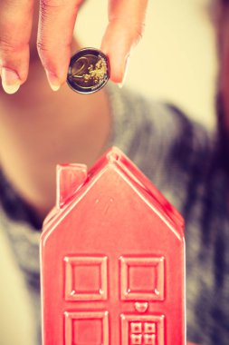 Adam evi servet para koyarak