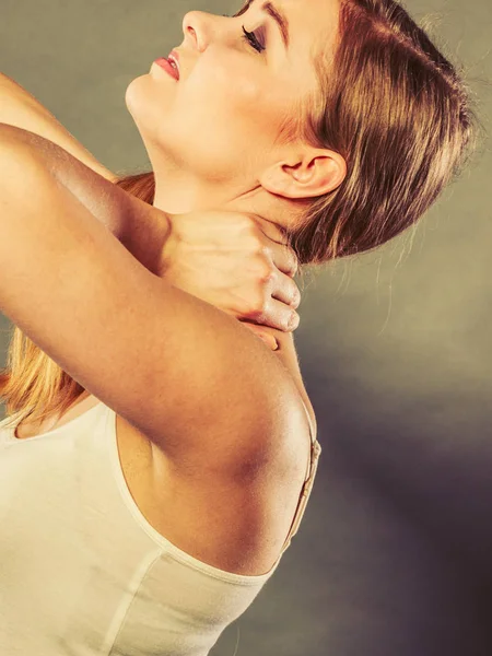 Mujer que sufre de dolor de cuello — Foto de Stock