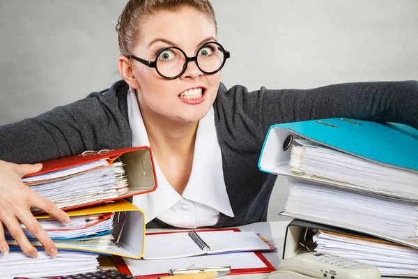 Geobsedeerde vrouwelijke bediende op het werk. — Stockfoto