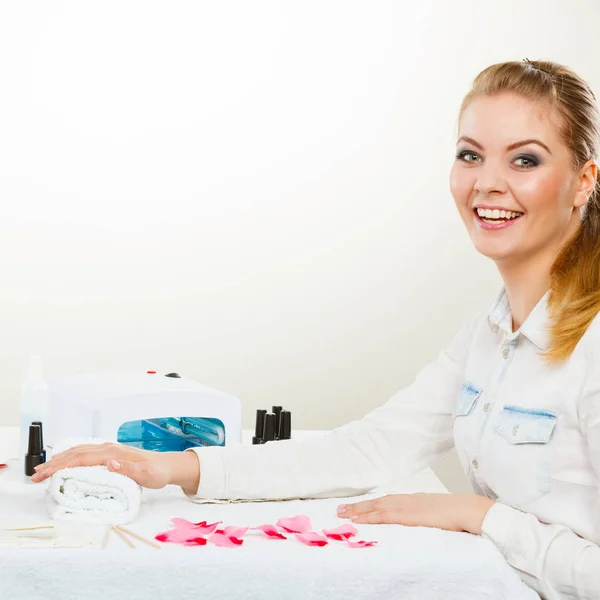 Lachende vrouw in spa wellness salon. — Stockfoto