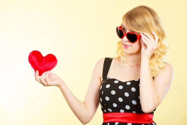 Piros szív szerelmes szimbólum tartó női — Stock Fotó