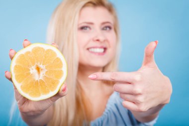 Greyfurt narenciye işaret eden kadın