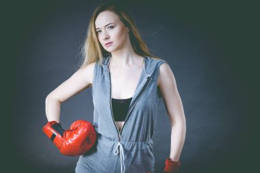 güzel bir kadın ile kırmızı Boks eldiveni