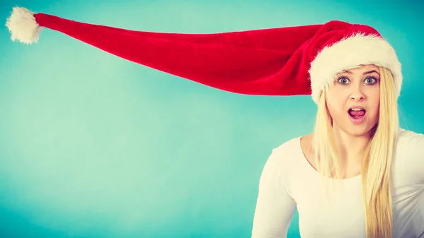 Femme portant chapeau santa soufflé par le vent — Photo