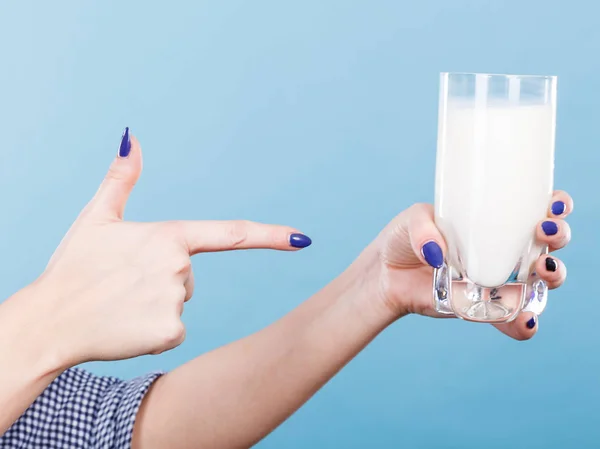 Woman hand holding glass of milk — Stock Photo, Image