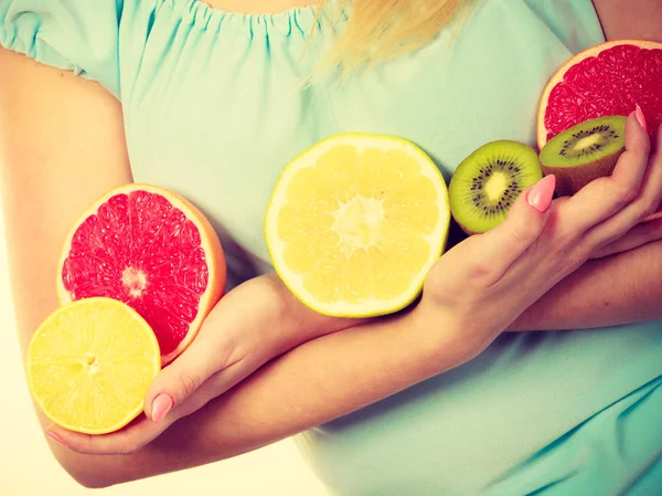 女人拿着水果猕猴桃。橙、 柠檬和葡萄柚 — 图库照片