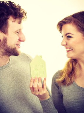 Genç çift ev modeli ile.