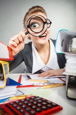 Çılgın tuhaf işkadını büyük büyüteç ile.