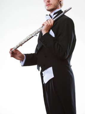 Purosuyla giyen erkek flütçü flüt tutan