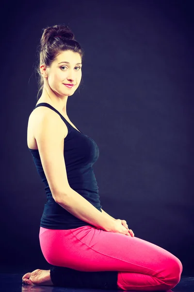 In forma ragazza stretching riscaldamento . — Foto Stock