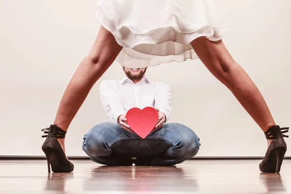 Hombre con corazón en forma de caja de regalo para mujer . — Foto de Stock