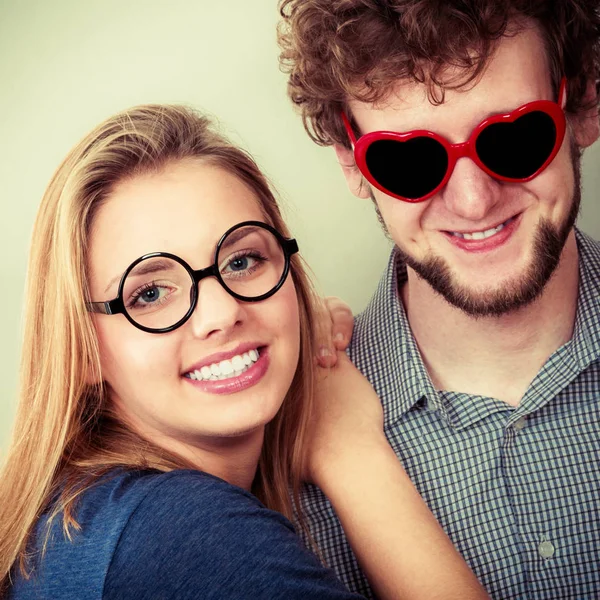 Heureux couple homme et femme dans des lunettes . — Photo