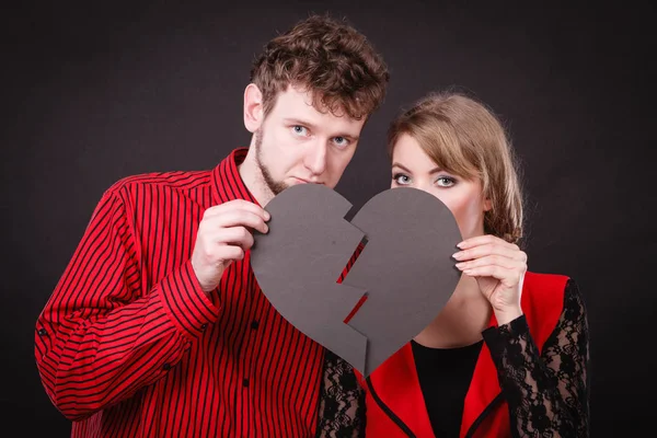 Triste pareja sostiene corazón roto . — Foto de Stock