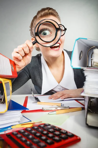 Çılgın tuhaf işkadını büyük büyüteç ile.