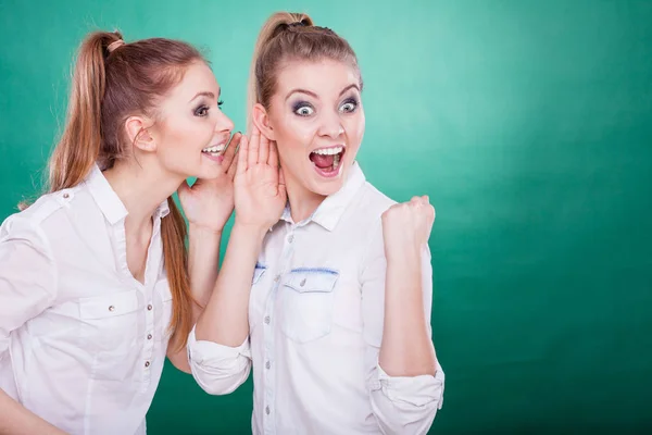 Two teenagers shares secrets, gossip — Stock Photo, Image