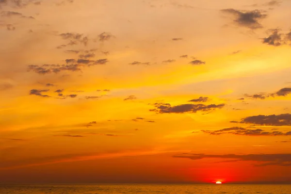 Coucher de soleil idyllique au bord de la mer — Photo