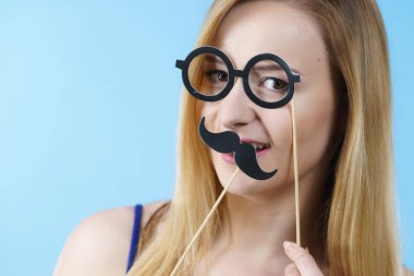 Karnaval aksesuarları sopa üzerinde tutan kadın